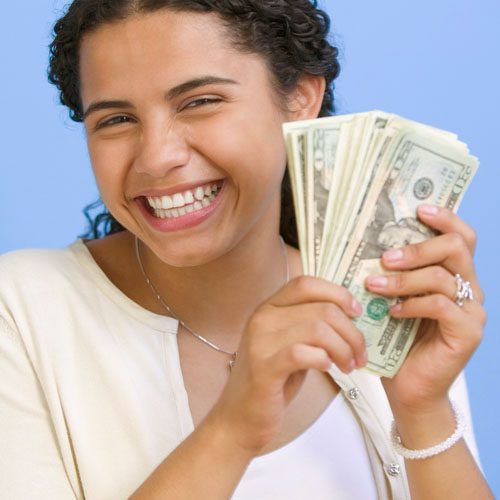 mujer feliz por el dinero